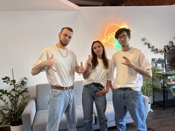 Снимали в офисе и сами писали сценарий: как мы создали наш первый онлайн-курс с нуля
Снимали в офисе и сами писали сценарий: как мы создали наш первый онлайн-курс с нуля