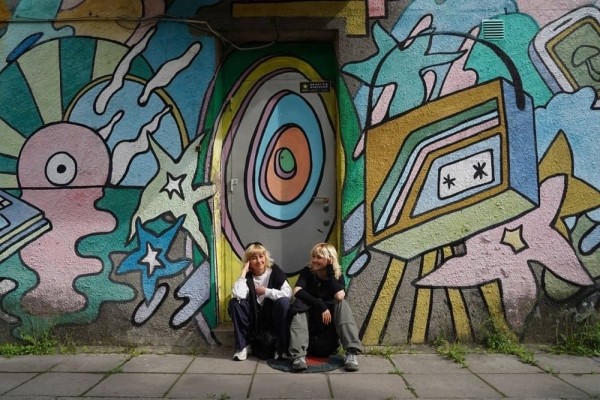 Почему KFC — американский бренд с украинской душой и почему здесь художницы сестры Фельдман?