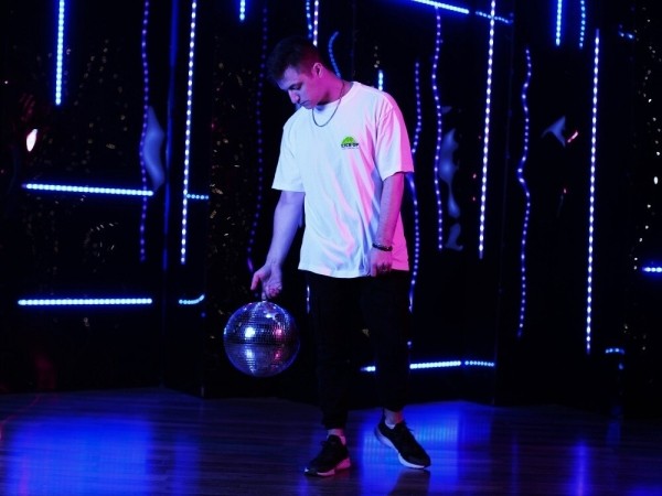 
                    Ложится в 5 утра, сам пиарит свое агентство и управляет им, пишет музыку и не выгорает. Как? Интервью с CEO UXART            