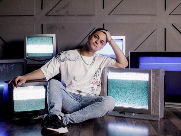 
                    Ложится в 5 утра, пиарит свое агентство и управляет им, пишет музыку и не выгорает. Как? Интервью с CEO UXART            