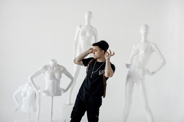 
                    Ложится в 5 утра, сам пиарит свое агентство и управляет им, пишет музыку и не выгорает. Как? Интервью с CEO UXART            