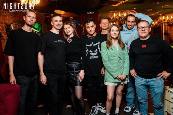 
                    Ложится в 5 утра, сам пиарит свое агентство и управляет им, пишет музыку и не выгорает. Как? Интервью с CEO UXART            