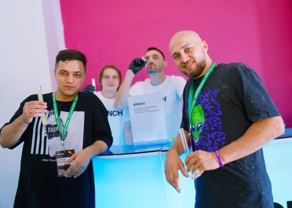 
                    Ложится в 5 утра, сам пиарит свое агентство и управляет им, пишет музыку и не выгорает. Как? Интервью с CEO UXART            