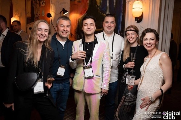 
                    Ложится в 5 утра, сам пиарит свое агентство и управляет им, пишет музыку и не выгорает. Как? Интервью с CEO UXART            